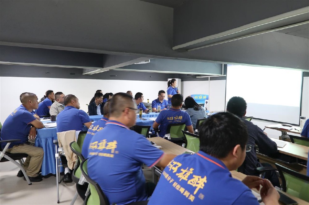 節(jié)節(jié)攀升 再創(chuàng)輝煌 雙雄醉健康酒業(yè)召開10月月會表彰先進區(qū)域和個人