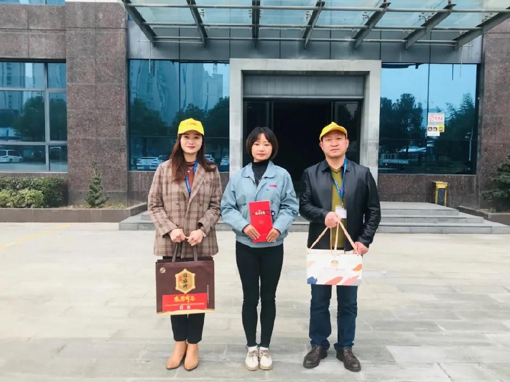 【雙雄醉贊助襄陽(yáng)企業(yè)家暖心工程系列報(bào)道】中日龍（襄陽(yáng)）機(jī)電技術(shù)開(kāi)發(fā)黨支部書(shū)記胥艷，湖北嘉輻達(dá)節(jié)能科技董事長(zhǎng)楊輝收到多方生