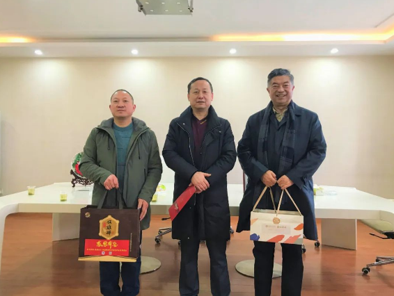 【雙雄醉贊助襄陽企業(yè)家暖心工程系列報道】湖北創(chuàng)業(yè)藥業(yè)有限公司總經(jīng)理謝華收到多方生日祝福！