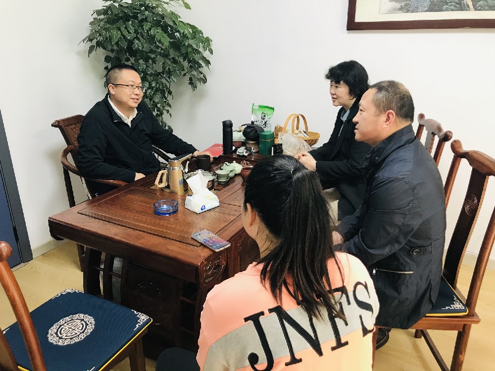 【雙雄醉贊助襄陽企業(yè)家暖心工程系列報道】天風證券葉繼華總經(jīng)理、楚色傳媒楊勇總經(jīng)理、黃曉燕董事長、梅心樂董事長收到暖心生日