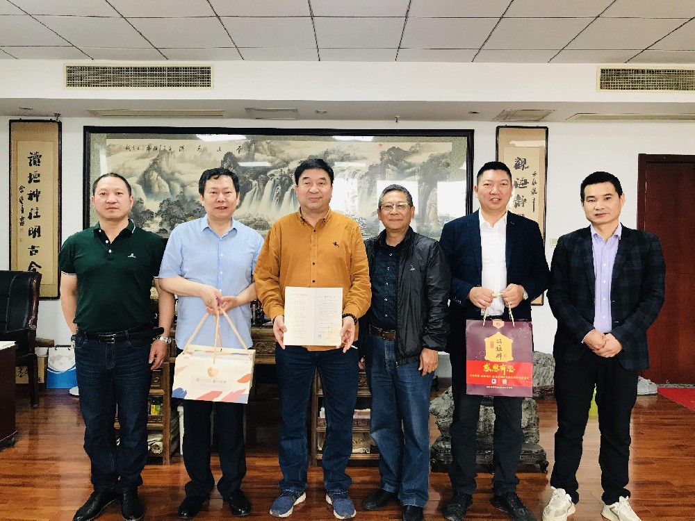 【雙雄醉贊助襄陽(yáng)企業(yè)家暖心工程系列報(bào)道】襄陽(yáng)市物流協(xié)會(huì)執(zhí)行會(huì)長(zhǎng)熊艷斌、元大糧油董事長(zhǎng)王龍?bào)w收到暖心生日祝福