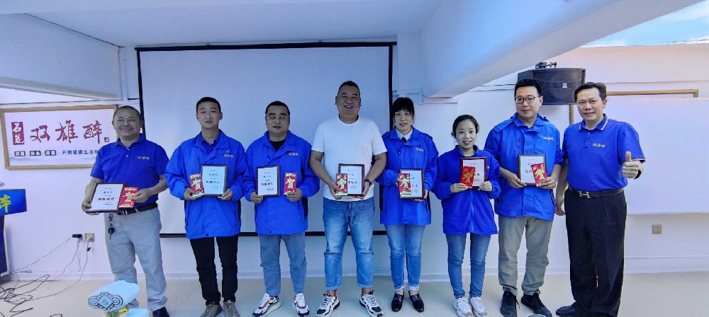 雙雄醉谷城區(qū)域銷(xiāo)售標(biāo)兵施良軍：身體力行，做好榜樣的力量