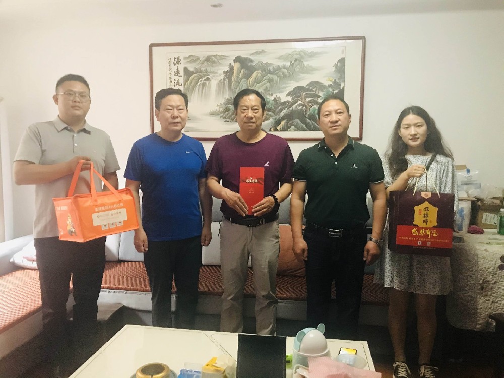 【雙雄醉贊助襄陽(yáng)企業(yè)家暖心工程系列報(bào)道】航宇救生裝備董事長(zhǎng)馬永勝、美年大健康總經(jīng)理岳勇、加盟合伙人龍大學(xué)、劉寶林收到暖心