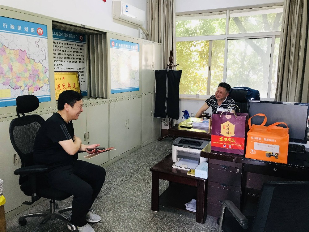 【雙雄醉贊助襄陽企業(yè)家暖心工程系列報道】龔志軍經理、張華總經理、胡艷書記、代理合伙人鄭道平收到暖心生日祝福