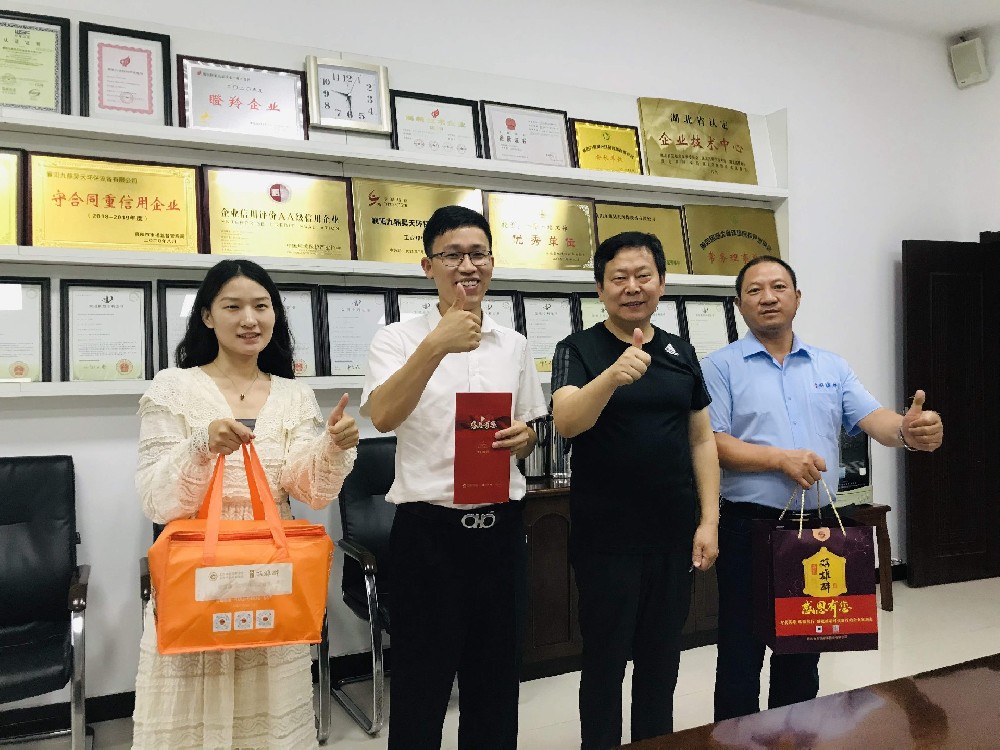 【雙雄醉贊助襄陽企業(yè)家暖心工程系列報道】張瑞副總經理、黎柏康總經理、吳厚富董事長、王建軍總經理、聞賽琦總經理收到多方生日