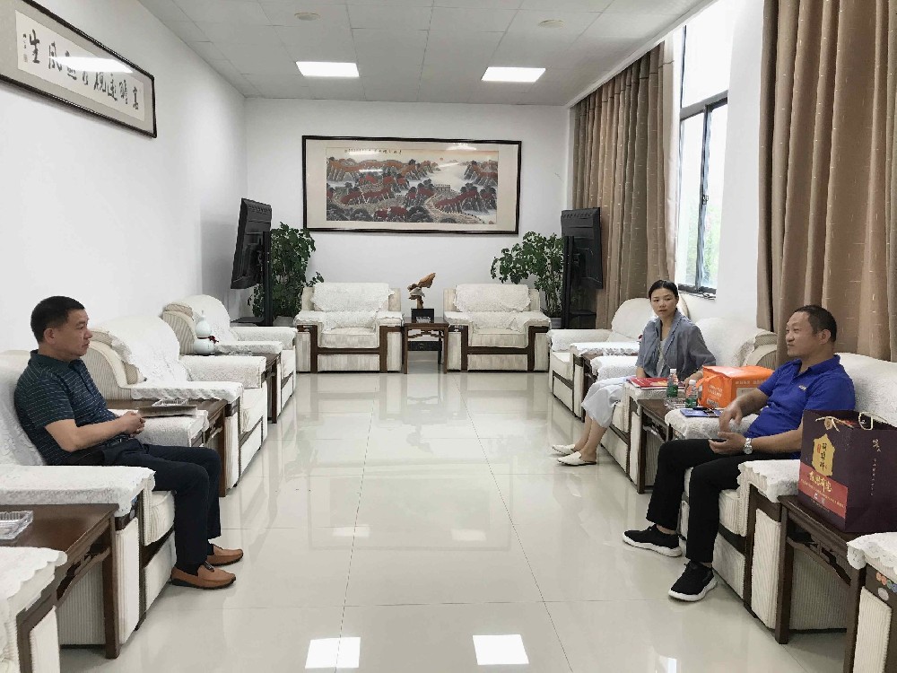 【雙雄醉贊助襄陽企業(yè)家暖心工程系列報(bào)道】中盛電氣黨委書記陳善軍、湖北新日電動(dòng)車易必勇總經(jīng)理、食之味商貿(mào)曹莉董事長(zhǎng)收到暖心