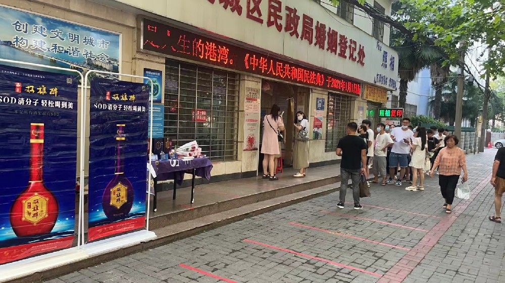 鮮花美酒贈(zèng)新人，七夕佳節(jié)雙雄醉為百位新人送上甜蜜祝福