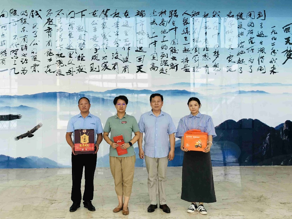 【雙雄醉贊助襄陽企業(yè)家暖心工程系列報(bào)道】回天湖北基地總經(jīng)理張亞、副總經(jīng)理翰林、陽光體檢總經(jīng)理王曦等收到暖心生日祝福