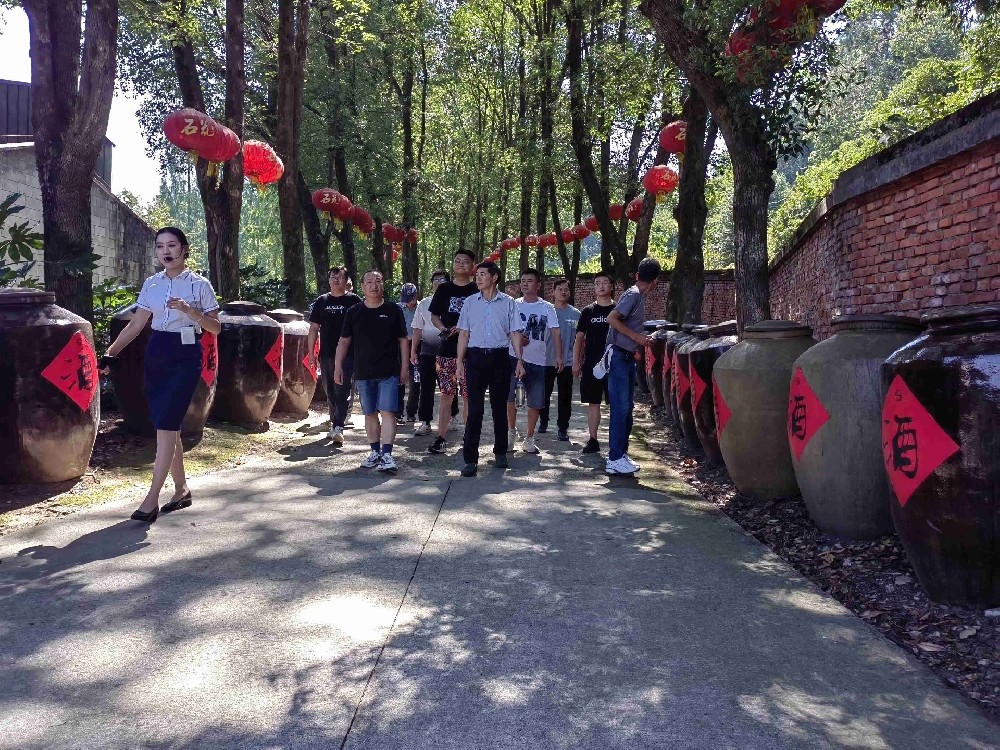 雙雄醉樊城區(qū)域核心客戶走進(jìn)心靈之旅，暢享健康游