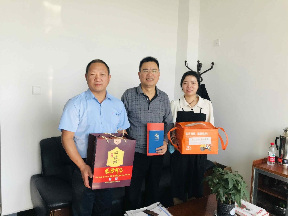 【雙雄醉贊助襄陽(yáng)企業(yè)家暖心工程系列報(bào)道】企業(yè)家吳兆峰、張軍紅、林云光、任衛(wèi)忠收到暖心生日祝福