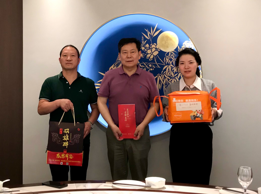 【雙雄醉贊助襄陽企業(yè)家暖心工程系列報道】企業(yè)家申文寶、沈勇剛、王安進(jìn)等收到暖心生日祝福