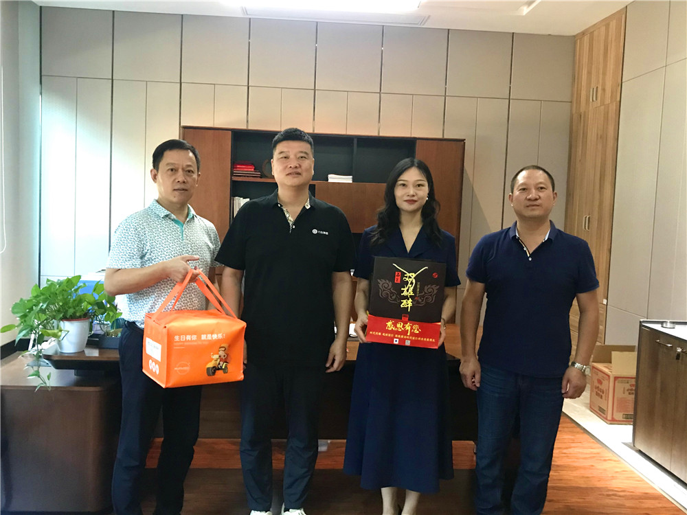 【雙雄醉贊助襄陽(yáng)企業(yè)家暖心工程系列報(bào)道】湖北力生電纜有限公司總經(jīng)理沈勇剛、襄陽(yáng)新金開(kāi)泵業(yè)有限公司副總經(jīng)理王安進(jìn)等收到暖心