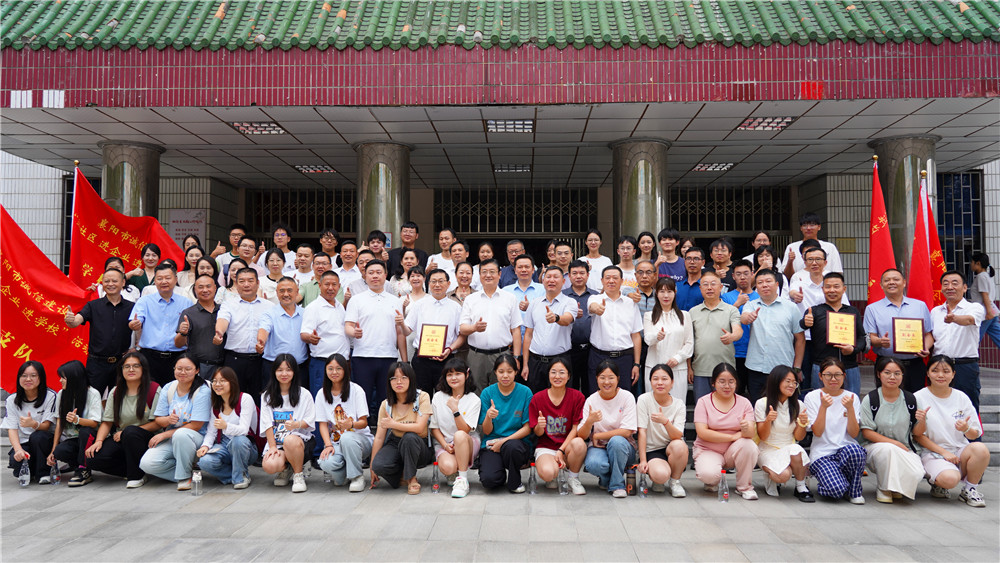 總經(jīng)理鄭書軍在襄陽市誠信建設(shè)“進社區(qū)、進企業(yè)、進學(xué)?！被顒訂觾x式上代表誠信企業(yè)發(fā)言