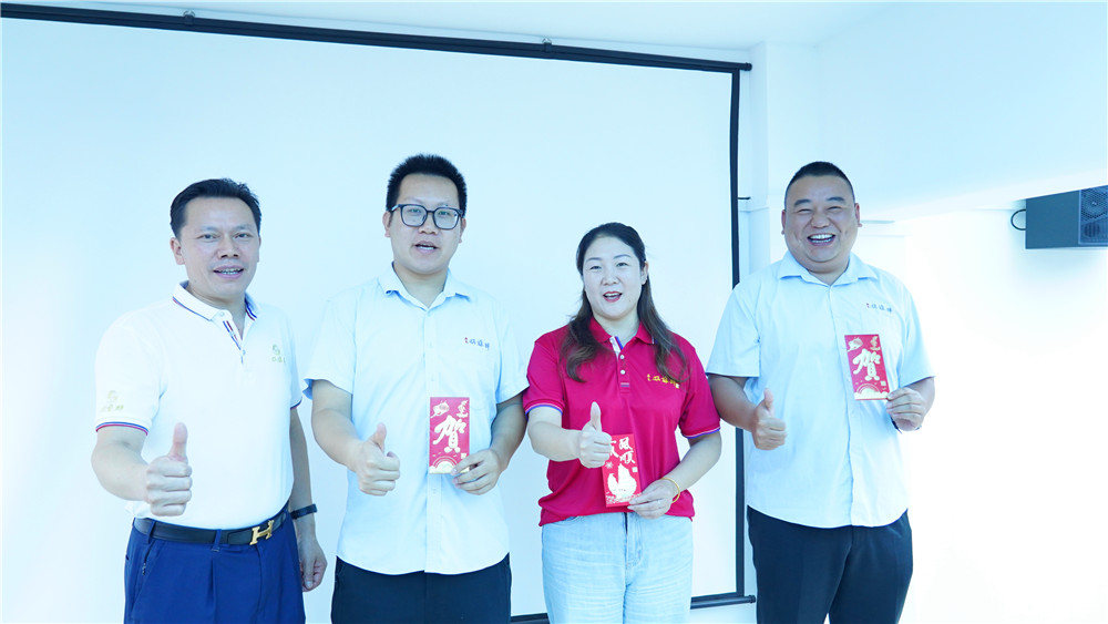 石花雙雄醉召開(kāi)十月月會(huì) 表彰先進(jìn)模范激勵(lì)全員奮進(jìn)