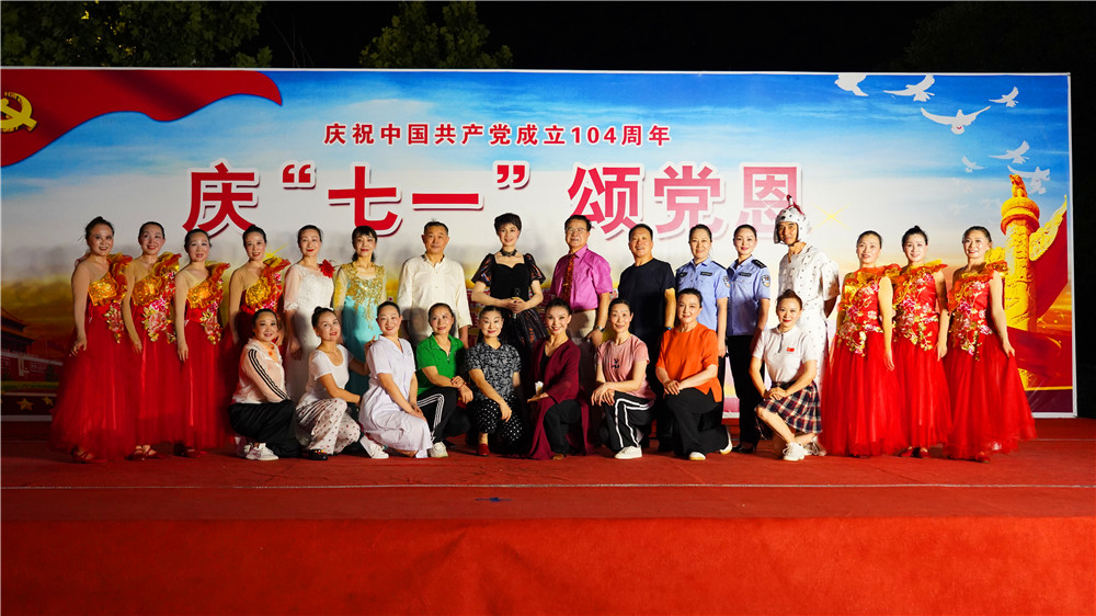 風(fēng)雨無阻頌黨恩 石花雙雄醉屏襄門街道馬道口社區(qū)演出獻(xiàn)禮建黨日?