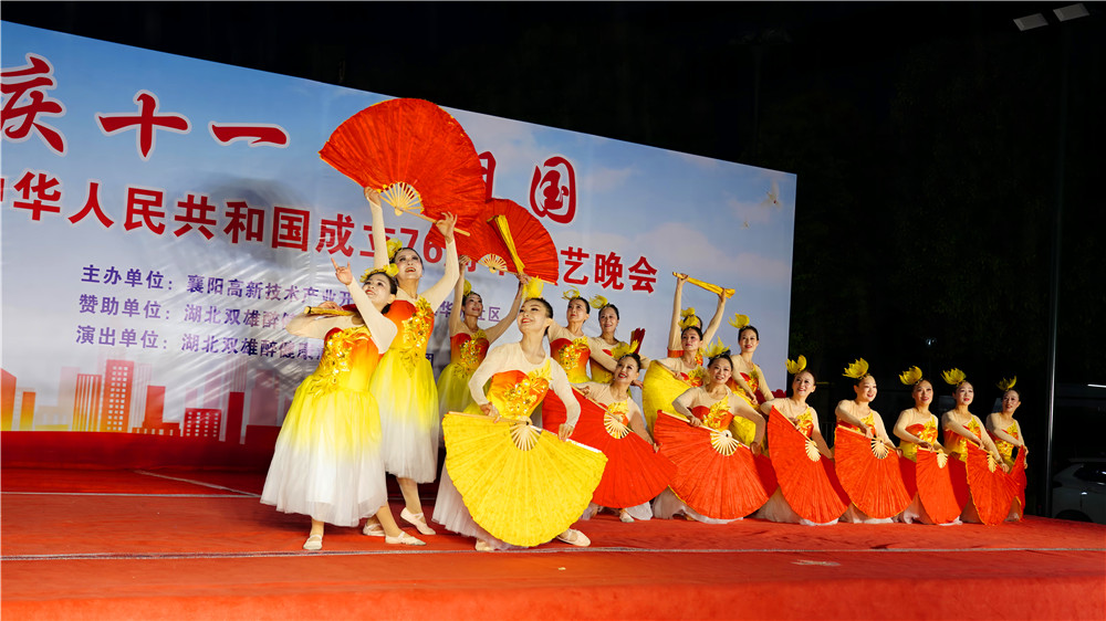 雙雄醉攜手華光社區(qū)雨中頌祖國