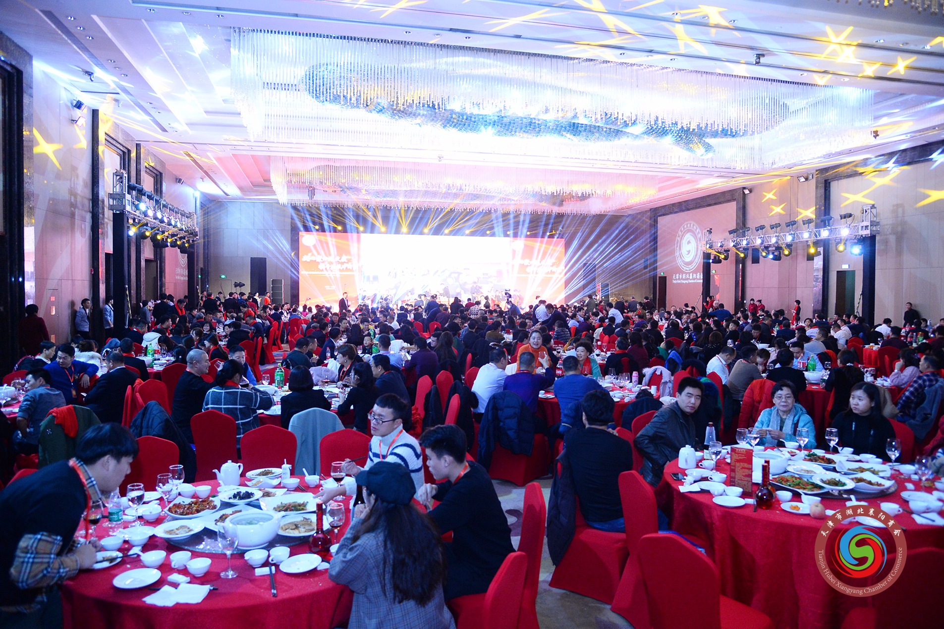 石花雙雄醉，共話津襄情，津襄合作交流峰會(huì)暨精準(zhǔn)扶貧慈善公益表彰頒獎(jiǎng)大會(huì)圓滿落幕