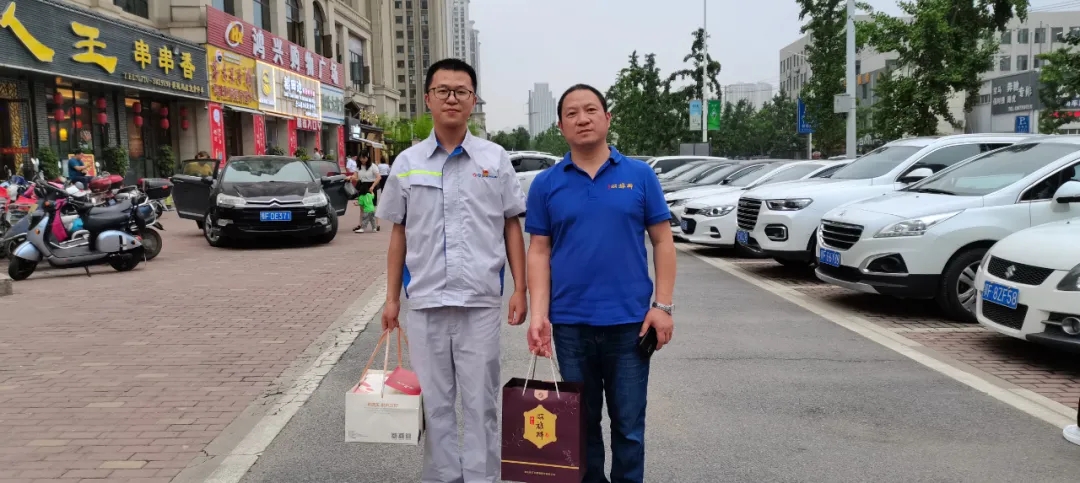 石花雙雄醉聯(lián)合襄陽(yáng)企業(yè)聯(lián)合會(huì)/企業(yè)家協(xié)會(huì)為三位過生日的襄陽(yáng)市優(yōu)秀企業(yè)家送蛋糕