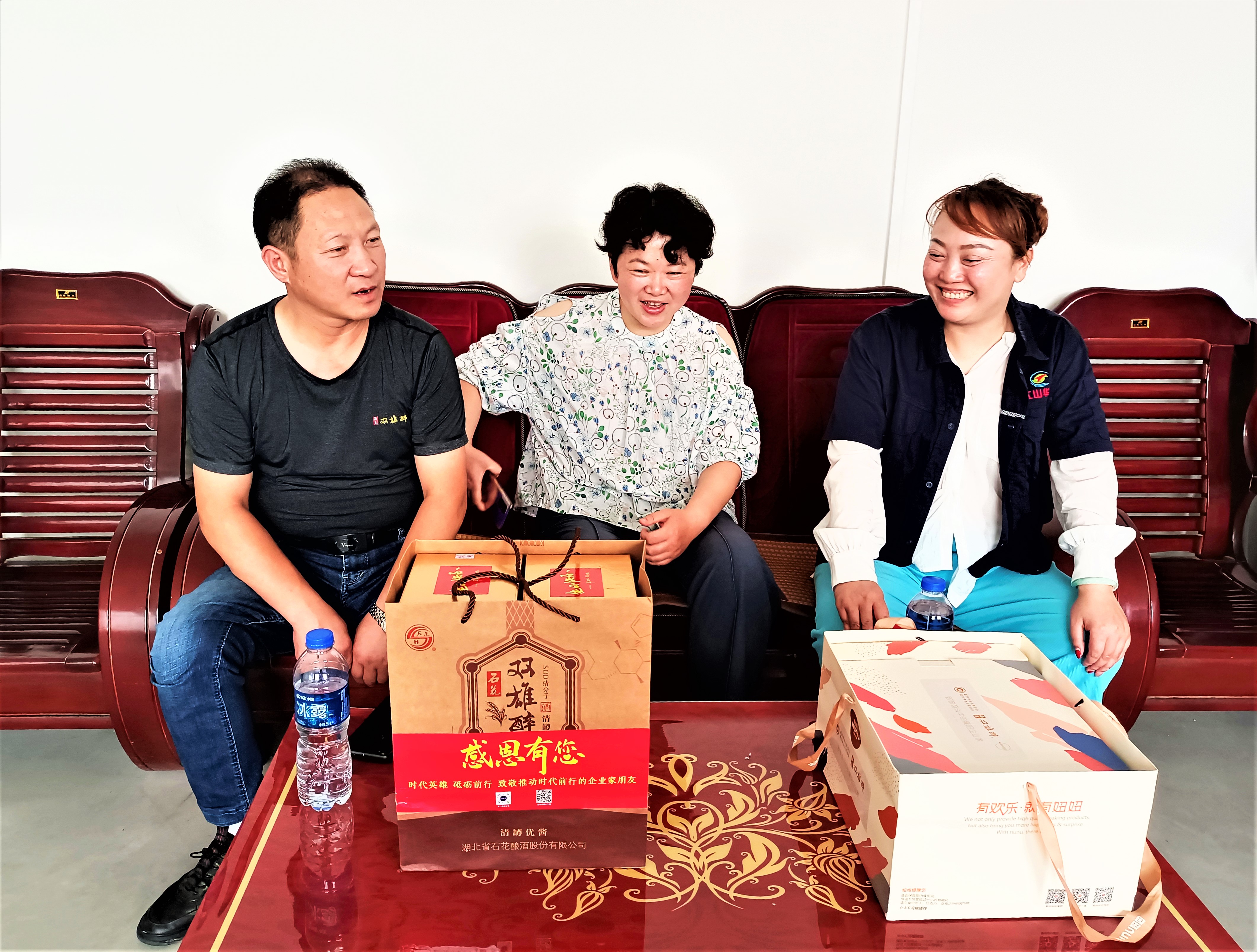 襄陽(yáng)企聯(lián)攜手雙雄醉為江山華科數(shù)字設(shè)備科技總經(jīng)理劉基國(guó)、際華三五四二紡織黨委書(shū)記周詠友、金立豐農(nóng)業(yè)發(fā)展董事長(zhǎng)雷玉紅送祝福