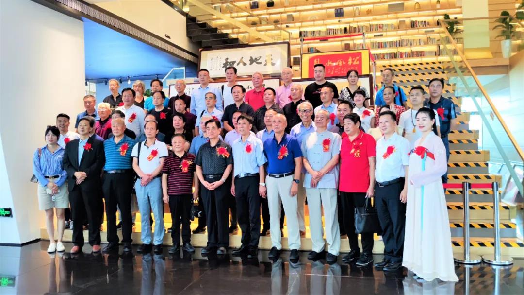 石花雙雄醉傾情支持《情寄古城襄陽，墨韻漢江封面——梁發(fā)國書法展》