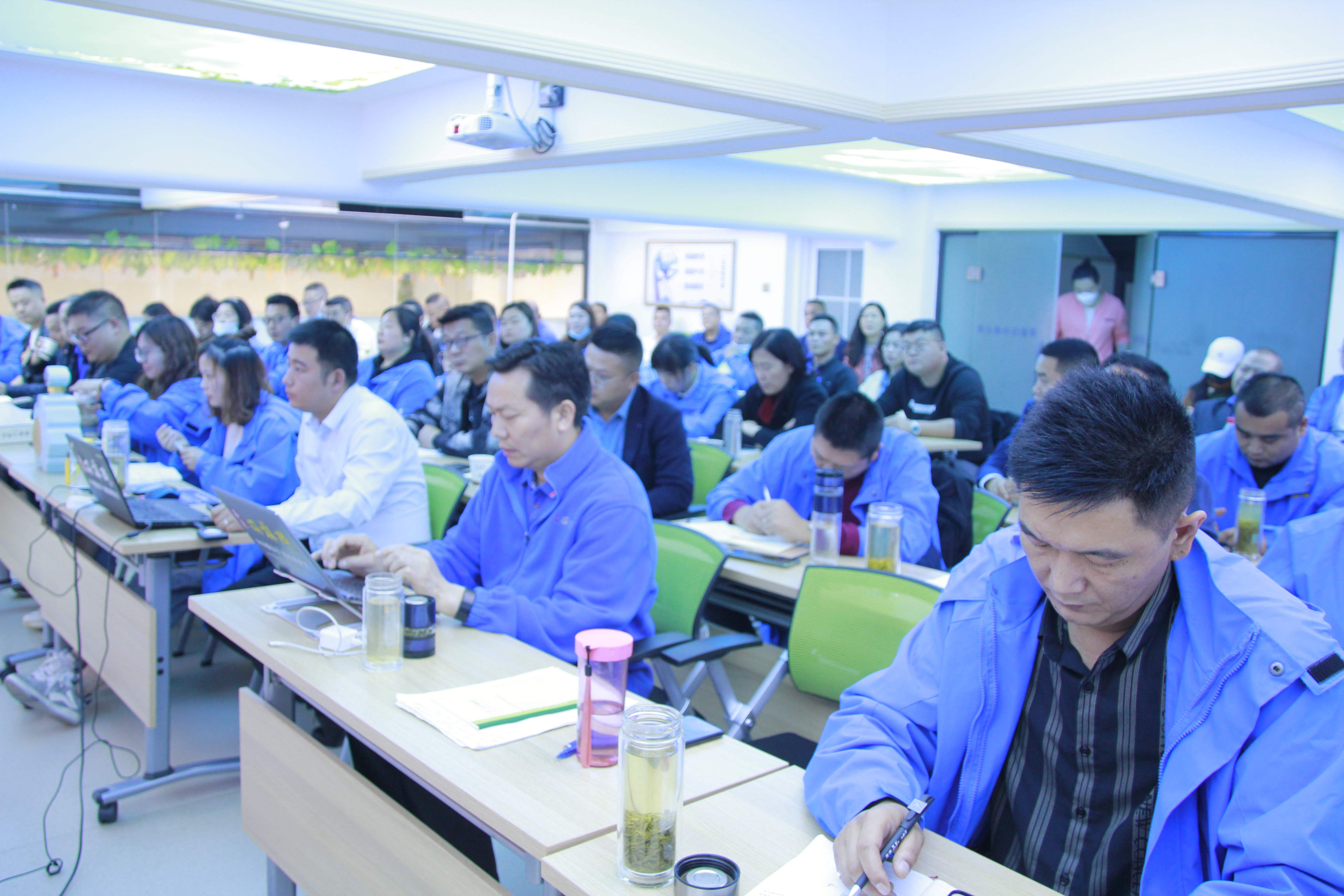 五一勞動(dòng)節(jié)，雙雄醉酒敬英雄，5月月會(huì)表彰優(yōu)秀集體和先進(jìn)個(gè)人