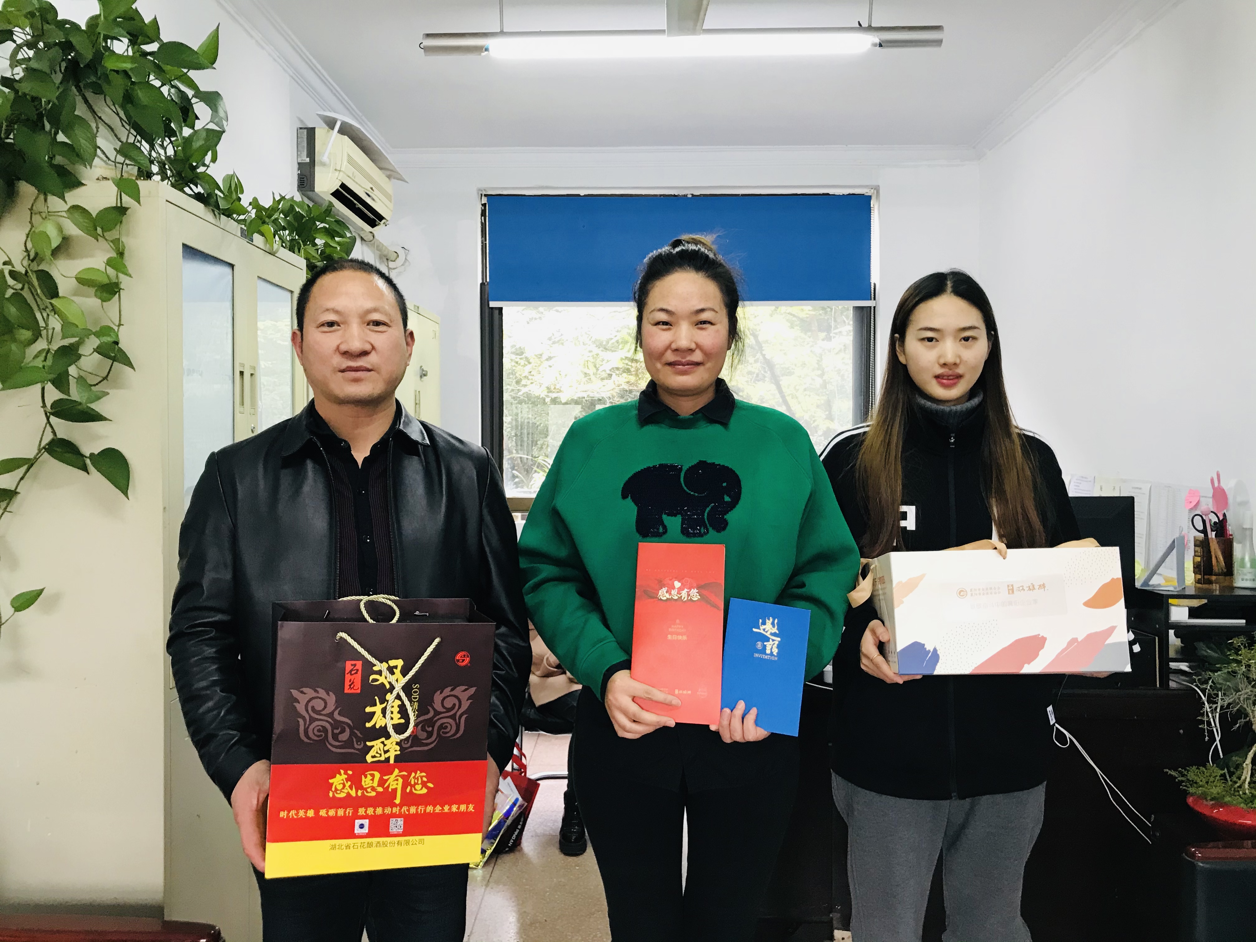 【雙雄醉贊助襄陽(yáng)企業(yè)家暖心工程系列報(bào)道】企業(yè)家顧勇、魏樂(lè)、郭成林、王華忠、謝遠(yuǎn)偉收到暖心生日祝福