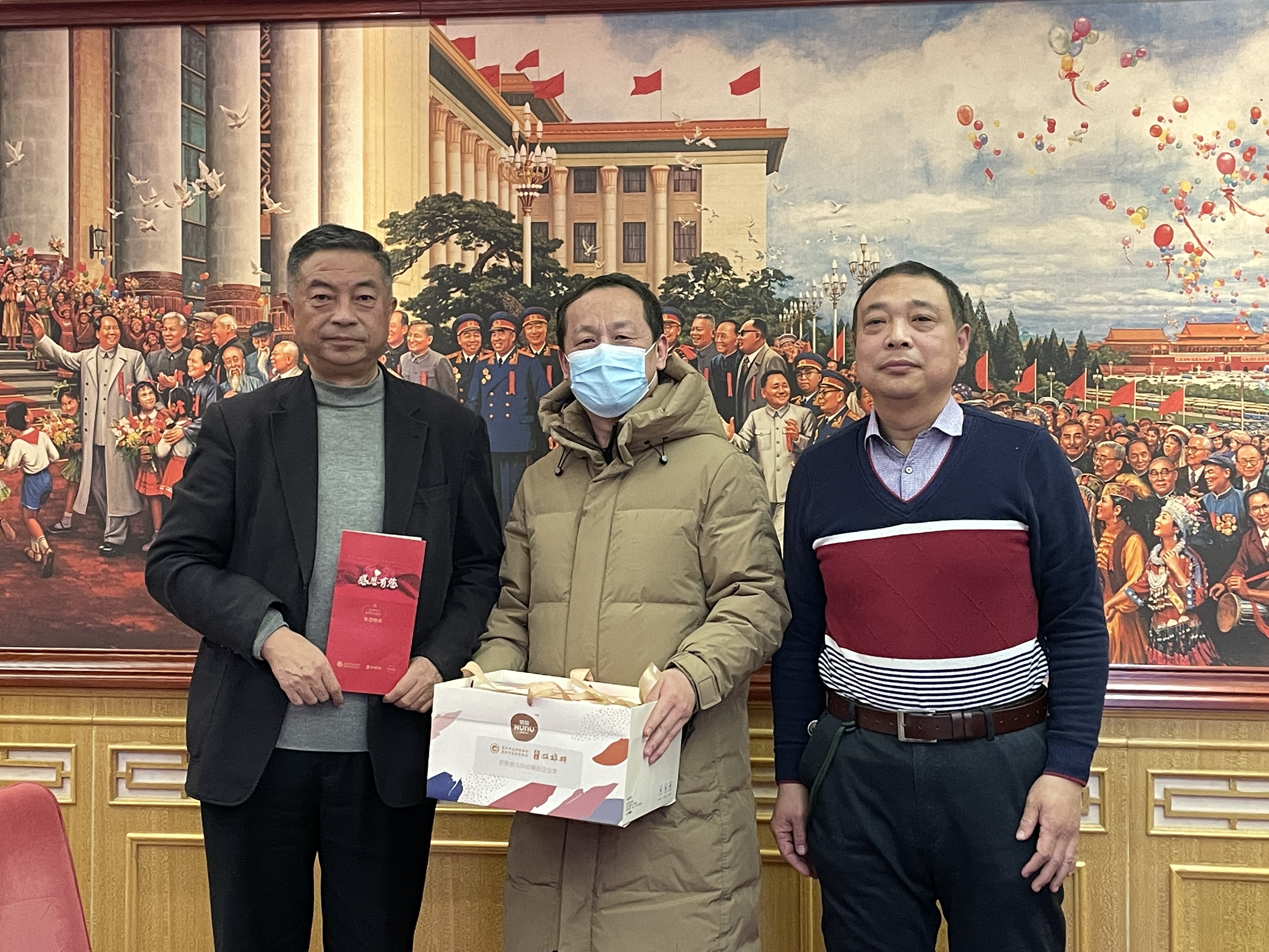 【雙雄醉贊助襄陽企業(yè)家暖心工程系列報道】企業(yè)家謝華、彭明、岳平、陳志江、梁元龍、王濤、林建秋、陳國洪、楊華等收到暖心生日