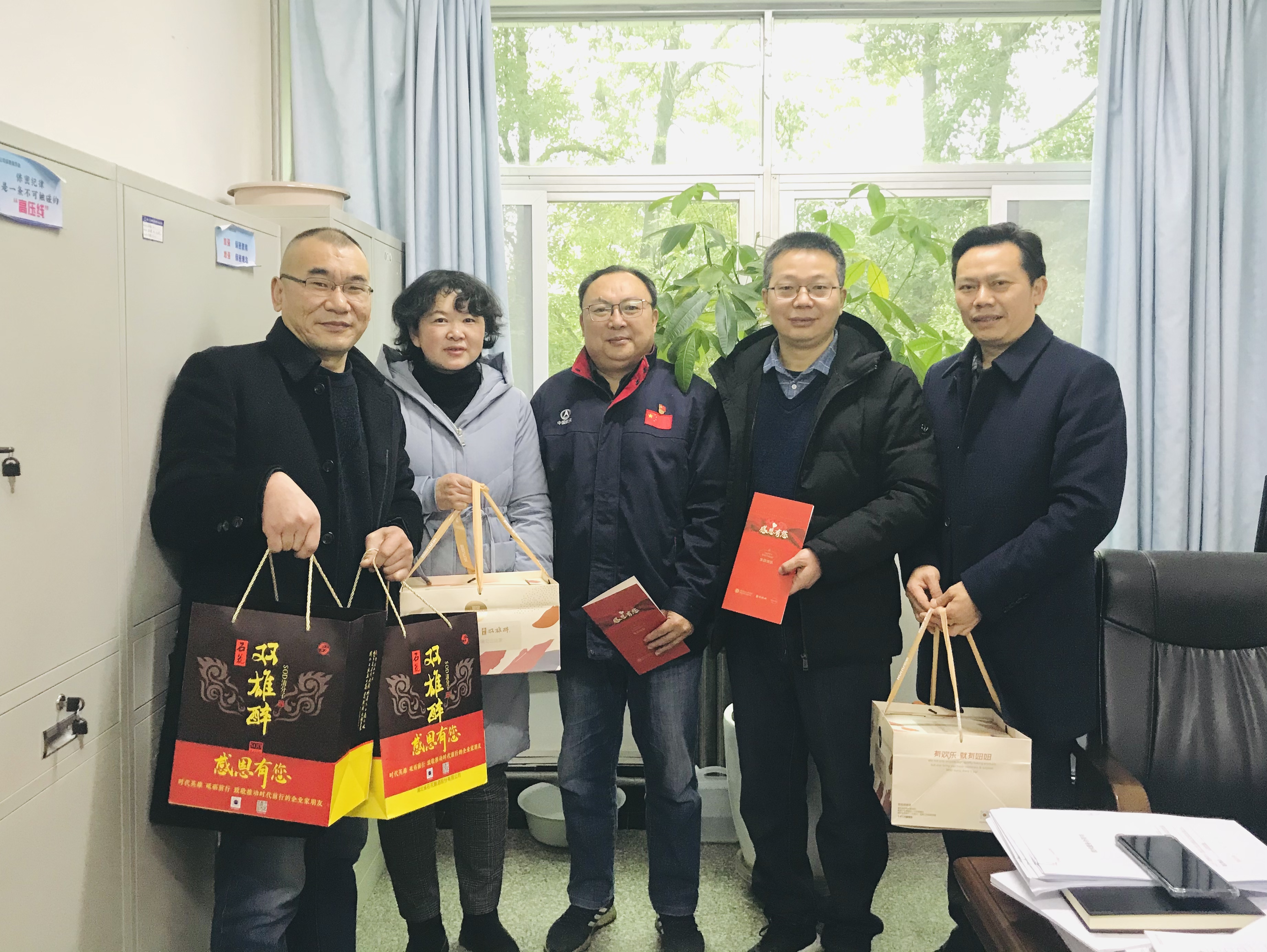 【雙雄醉贊助襄陽企業(yè)家暖心工程系列報道】企業(yè)家王春山、喬應(yīng)克、劉智昊、邵京城、周萍、朱勇斌、曹小鋒、高健、趙芳等收到暖心